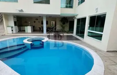 Imperdível residência de luxo em camboinhas, niterói-rj: 5 quartos, 5 suítes, 3 salas, 7 banheiros, 4 vagas e 500m².