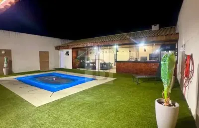 Casa deslumbrante e espaçosa na trindade, são gonçalo-rj: 3 quartos, 3 suítes, 2 salas, 4 banheiros, 1 vaga, 500m². venha conferir!