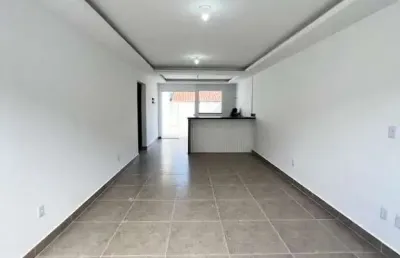 Casas duplex e lineares de 2 quartos com suíte em condomínio fechado