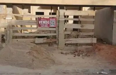 Casa 2 quartos com suíte, varanda, quintal nos fundos e na frente com 2 vagas