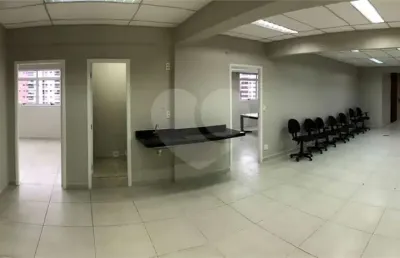 Sala comercial para alugar na Avenida Affonso Penna, Estuário, Santos