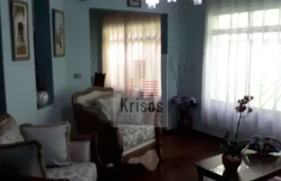 Encante-se com esta linda residência em bairro nobre!
