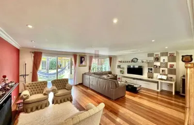 Linda casa integrada com acabamentos de alto padrão e anexos estratégicos!