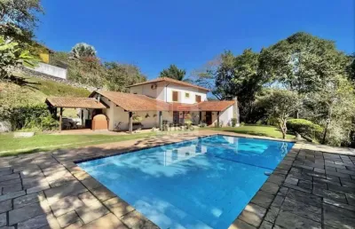 Luxuosa casa rústica com estilo único em área privilegiada.