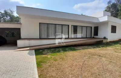 Casa à venda em condomínio com 4 suítes, recém construída e com habite-se