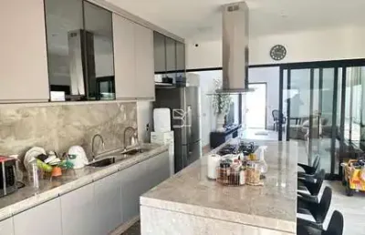 Casa térrea com 3 suítes, energia solar, móveis planejados