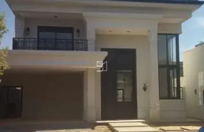 Casa térrea , 1 suite no térreo 3 suites no piso de cima, lavanderia, piscina