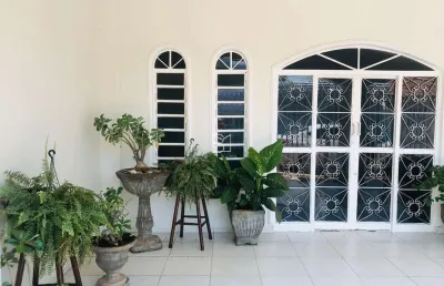 Casa bairro coophamil, 3 dormitórios 1 suíte, sala de estar, moveis planejados
