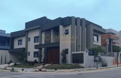 Casa assobradada à venda de 290m² | 04 domitórios, sendo suítes e 04 vagas de garagem | condomínio malibu | caçapava.