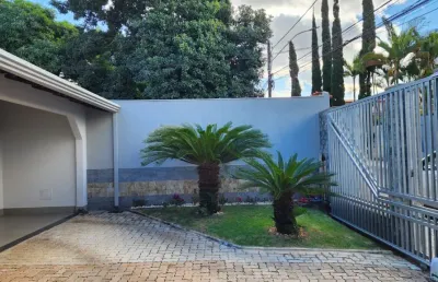 -casa térrea, 4 quartos, 1 suíte, ótimo acabamento,  condomínio fechado, vicente pires, ótima localização,  lote 400m2, churrasqueira.