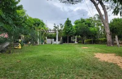 Excelente chácara 3000m2 em condomínio fechado com segurança e área de lazer coletiva.