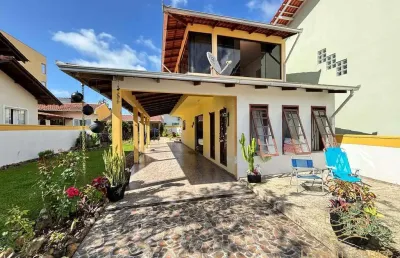 Sobrado à 350 metros da praia da salinas - balneário barra do sul