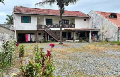 Sobrado com 4 quartos a 120m da lagoa em balneário barra do sul - pinheiros