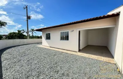 Casa de esquina com 3 quartos na praia da salinas - baln. barra do sul