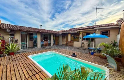 Casa com piscina em balneário barra do sul - centro