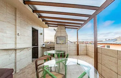 Excelente triplex com 150m² e terraço coberto em praia de leste!