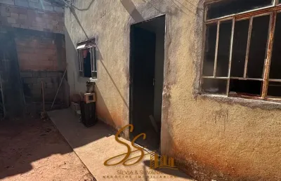 Casa simples no bairro vale dos araçás – mateus leme/mg   localizada em rua asfaltada, em região tranquila.