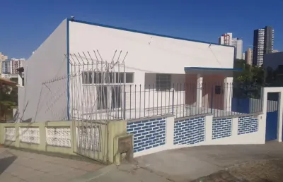Ótima casa com dois pavimentos e quintal à venda no acupe de brotas!