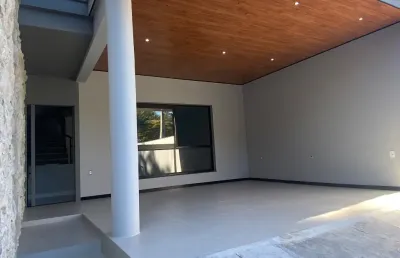 Sobrado de 3 suítes novo | altíssimo padrão - 300 metros mar