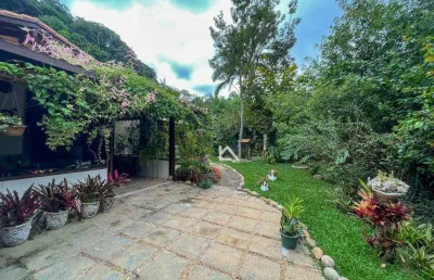 Casa com 3 dormitórios à venda, 211 m² por r$ 980.000,00 - albuquerque - teresópolis/rj
