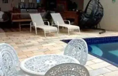 Casa no jd. califórnia, próximo ao aeroporto de londrina com 120m², 3 quartos, 4 banheiros e piscina
