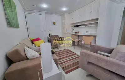 Conjunto comercial mobiliado com vaga  , em um excelente prédio em movimentada avenida .