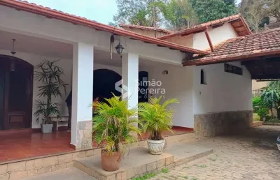 Localização perfeita para morar ou estabelecer seu negócio  no centro de paraíba do sul!