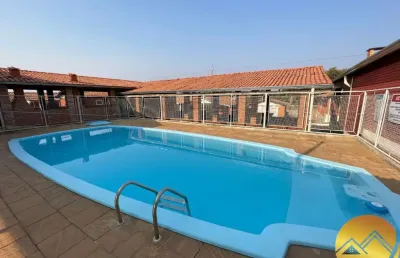 Chalé com 3 quartos, sendo 1 suíte, sala, cozinha ampla com armários, churrasqueira, piscina, sauna