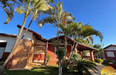 Excelente chalé em condomínio fechado com 3 quartos, sendo 2 suítes, sala, churrasqueira