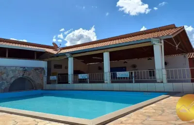 Chalé 3 quartos, 2 suítes, mobiliado em condomínio com piscina e ótima área de lazer