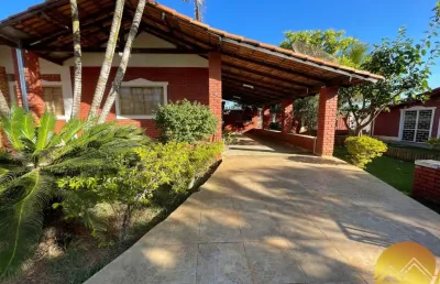 Oportunidade! excelente chalé em condomínio fechado com 3 quartos, sendo 2 suítes, sala ampla