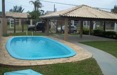 Casa de 4 dormitórios com piscina e playground para alugar na temporada de verão - centro, xangri-lá