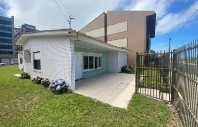 Casa na beira mar ao lado da praça flávio boianoviski e quiosque do vavá em capão da canoa
