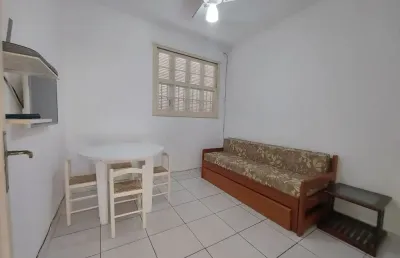 1 dormitório a 50 metros do mar ao lado da praça do farol no centro