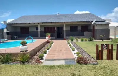 Casa com piscina próximo ao mar e centro de capão da canoa para aluguel por diárias