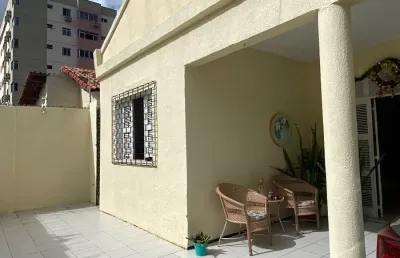 Uma linda casa no monte castelo , com 3 quartos, sala ampla, excelente localização