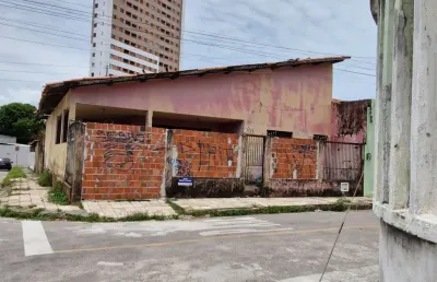 Casa na rua moisés ferreira centro , próximo a av. dom manuel.
