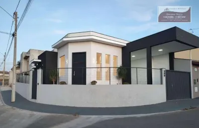 Belíssima casa de esquina, localizada no residencial quinta dos vinhedos.