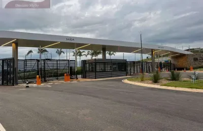 Terreno leve declive de 452 m² com vista panorâmica em condomínio fechado.
