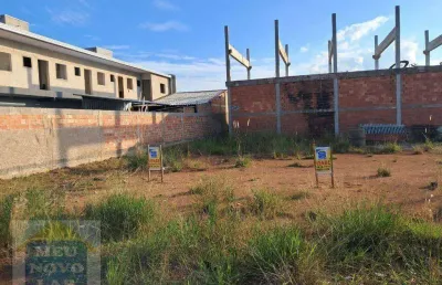 Terreno plano de 120m² em rua asfaltada com sol da manhã