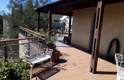Cobertura linear está localizada no bairro recreio dos bandeirantes possui 360 metros quadrados com 4 quartos sendo 2 suítes e 5 banheiros.