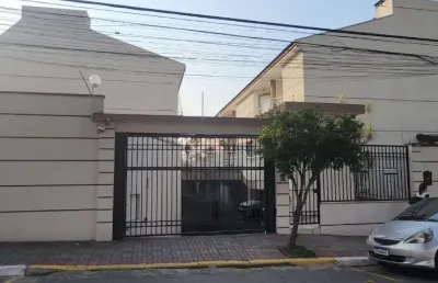 Lindo sobrado em condomínio fechado, projeto muito ela dorado, cômodos grandes , cozinha ampla.