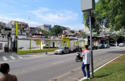 Ótima esquina comercial , com 30 metros de testada para av, área coberta ,patio , escritório e banheiros.