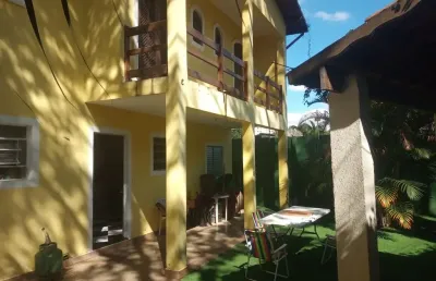 Sobrado reformado e modernizado que tem garagem para 3 carros (espaço até 6 carros usando o quintal), sala, cozinha, 4 quartos (2 suítes), varandas no quarto de casal e de solteiros, 1 wc social, uma 