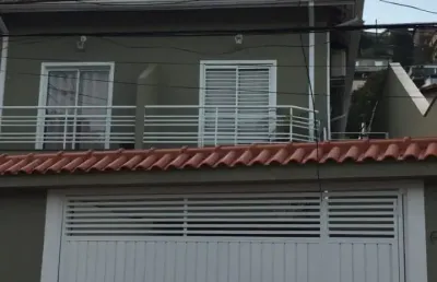 Liindo sobrado pronto para morar casa assobradada, 2 quartos + 1 suíte, todos os quartos e sala com ar condicionado quente e frio, churrasqueira.