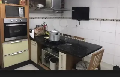 Imóvel com ótima localização, comércio completo ao redor. rua tranquila, cômodos amplos pé direito alto bem arejada. cozinha planejada, espaço gourmet, churrasqueira com trio. janelas amplas todas de 