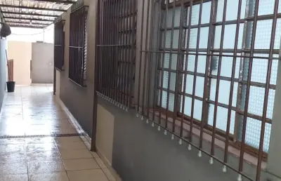Casa térrea toda documentada, localizada em lauzane paulista. a casa possui dois quartos, sala, cozinha, banheiro, área de serviço, garagem para dois carros, e ainda possui um terreno nos fundos que d