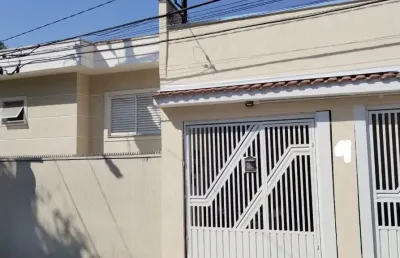 Casa térrea com 240 mts² de área construída, terreno de 8mt x 20mt, sendo 3 dormitórios, 1 suite, 2 banheiros com chuveiro a gás, sala ampla, cozinha com gás encanado, corredor lateral, quintal de fun