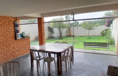 Indo sobrado 3 pisos, com sala com 3 ambientes, lareira, bar divisória, lavabo copa cozinha e lavanderia, salão de festa com banheiro, churrasqueira, bar, sauna, adega, depósito, fechado com vidro tem