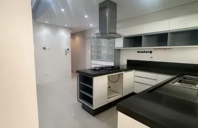 Sobrado com 141 m2 de área construída totalmente planejado e pronto para morar na melhor região da água fria/sp. rua charmosa e monitorada. imóvel conta com 03 suítes sendo 01 com closet, varanda na s